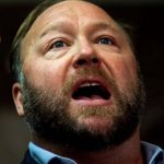 Locutor deberá pagar casi 1000 MDD por difundir información falsa al aire