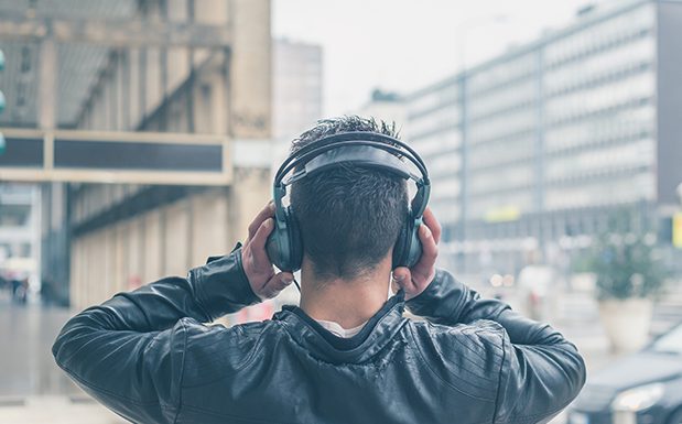 ¿Más oyentes con audífonos equivale a mayor Cume?