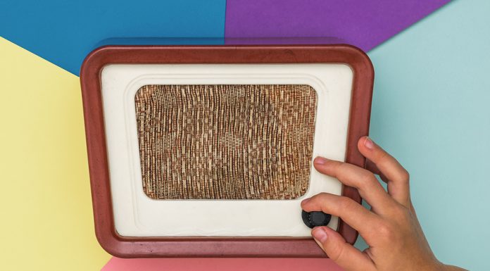 Los hispanos y el compromiso con la radio y los podcasts