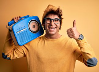 Nuevo estudio muestra que los anuncios en AM/FM son más factibles para llamar la atención