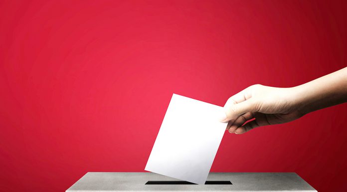 AM/FM tienen un mayor alcance entre los votantes hispanos este año electoral