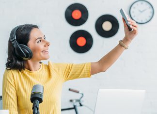 Utilizar herramientas y aparatos digitales en tu emisora es esencial para el éxito