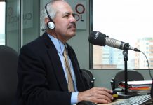 El trabajo del conductor y el coanfitrión en un programa de radio