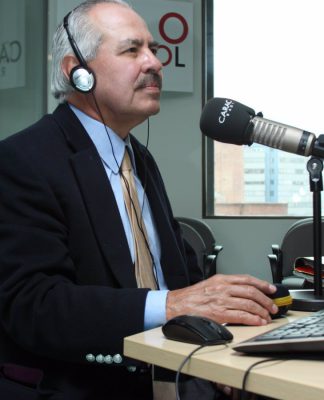 El trabajo del conductor y el coanfitrión en un programa de radio