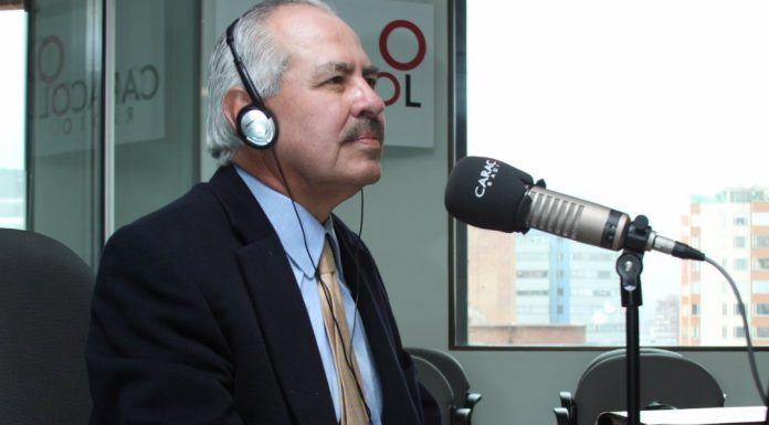 El trabajo del conductor y el coanfitrión en un programa de radio