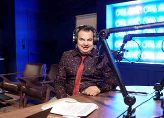 Chiquibaby entrega reconocimiento a Alberto ‘El Terrible’ Cortez por su labor con comunidad latina