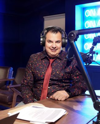 Chiquibaby entrega reconocimiento a Alberto ‘El Terrible’ Cortez por su labor con comunidad latina