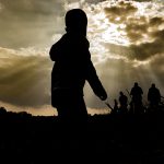 Gobierno de Biden implementa campaña en radio para evitar migración latina