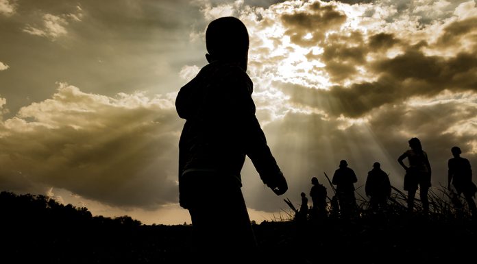 Gobierno de Biden implementa campaña en radio para evitar migración latina