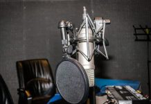 Ingresos de la radio pública se mantienen estables; crece audiencia de Podcasts