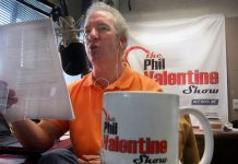 Locutor se burla de las vacuna al aire; se enferma gravemente de COVID-19