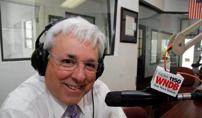 Muere tercer locutor antivacunas por COVID-19