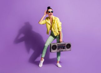 Grupos radiofónicos hispanos en EE.UU más escuchados online / marzo 2023