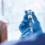 Trabajadores de radio piden exención para vacunarse; Cumulus niega solicitudes