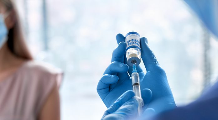 Trabajadores de radio piden exención para vacunarse; Cumulus niega solicitudes