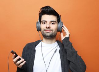 Más del 62% de audiencia escucha la radio a través de audífonos según Nielsen