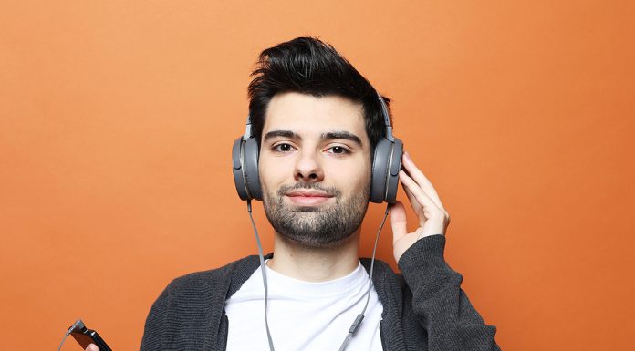 Gen Z pasa casi el mismo tiempo en redes sociales que escuchando audio