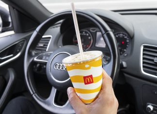 Usuarios que recorren más millas escuchando AM/FM son más propensos a consumir comida rápida