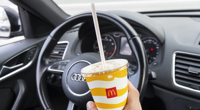 Usuarios que recorren más millas escuchando AM/FM son más propensos a consumir comida rápida