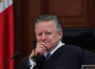 Presidente de SCJN reconoce que es difícil distinguir información de opinión en radio