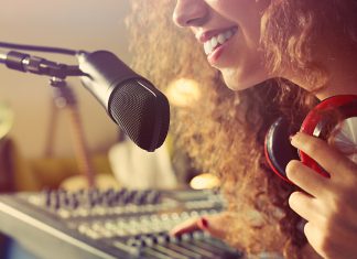 Hosts al aire deberían ser la imagen de tu marca de radio