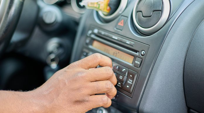 Proporción de escucha de radio fuera del hogar es del 73%