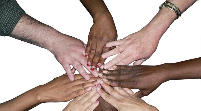 Nielsen ayudará a propietarios de radios minoritarias a obtener datos de audiencias