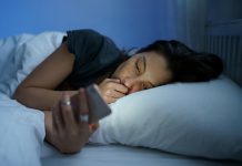 Estudio: Uso de medios antes de dormir no afecta la calidad del sueño