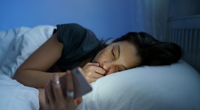 Estudio: Uso de medios antes de dormir no afecta la calidad del sueño