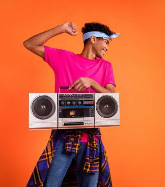 Grupos radiofónicos hispanos en EE.UU más escuchados online / enero 2023