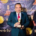 Armando Almazán de La Patrona 107.5 FM recibe el ‘Micrófono de Oro’ por su trayectoria