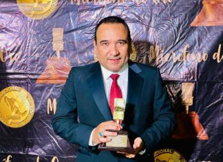 Armando Almazán de La Patrona 107.5 FM recibe el ‘Micrófono de Oro’ por su trayectoria
