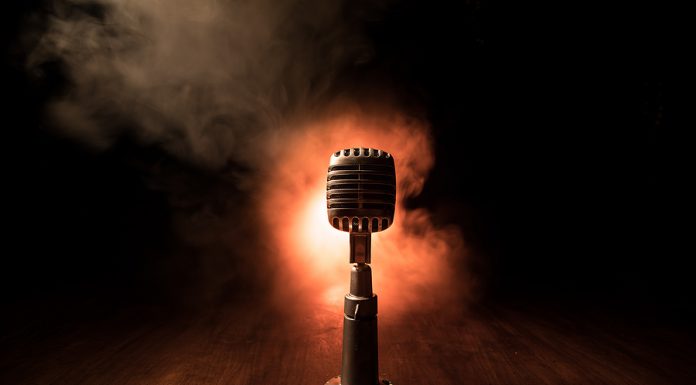 En un show con varios hosts, ¿quién debe hablar primero?