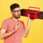 La fuerza de la costumbre: 64% de hispanos escuchan la radio ‘por hábito’