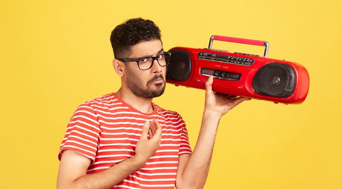 ¿Cómo impacta la industria radial en el entorno social?