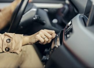 AM/FM sigue siendo el medio más importante para los compradores de automóviles