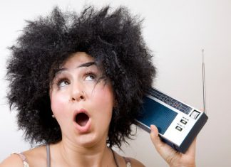 Cómo hacer reír a sus oyentes de radio