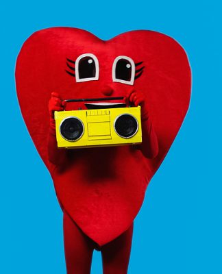 Estudio: Anuncios de radio emocionales superan el miedo y la desconfianza