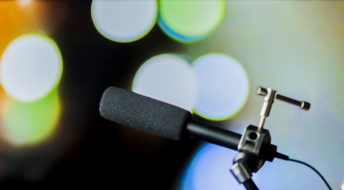 El arte de saber comenzar a hablar al micrófono