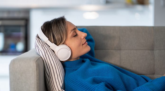 Informe: Oyentes de podcasting a la hora de dormir absorben mejor los mensajes publicitarios