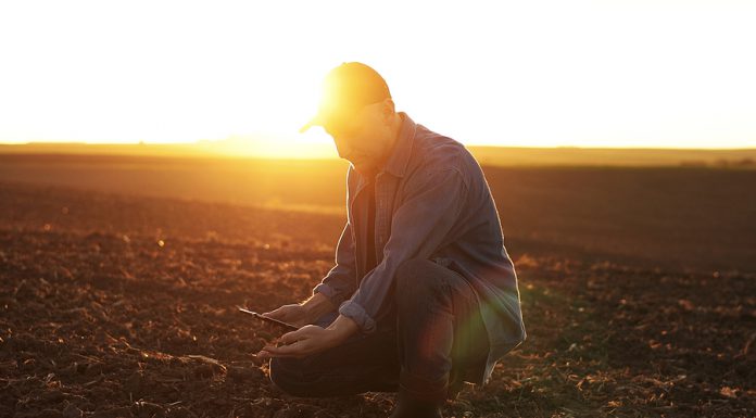 Organizaciones agrícolas muestran apoyo al mantenimiento de radio AM en automóviles