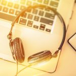 Grupos radiofónicos hispanos en EE.UU más escuchados online / enero 2024