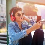 Grupos radiofónicos hispanos en EE.UU más escuchados online / marzo 2024