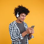 Grupos radiofónicos hispanos en EE. UU. más escuchados online / noviembre 2024