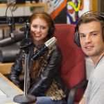 Errores del conductor y su coequipero en un programa de radio o pódcast