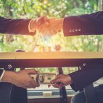 FCC investiga a emisoras por ‘favorecer’ a artistas en reproducción musical