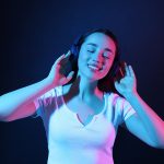 Grupos radiofónicos hispanos en EE. UU. más escuchados online / diciembre 2024