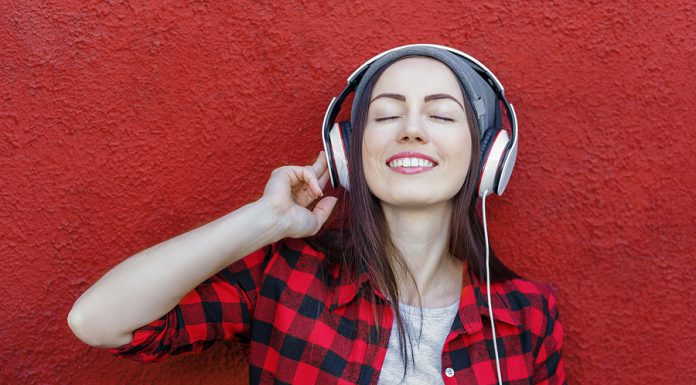 Grupos radiofónicos hispanos en EE. UU. más escuchados online / enero 2025