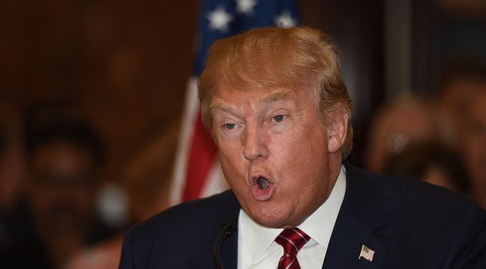 Trump ordena baja de empleados de medios públicos financiados por EE. UU.