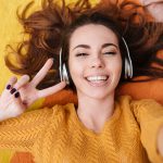 Grupos radiofónicos hispanos en EE. UU. más escuchados online / febrero 2025